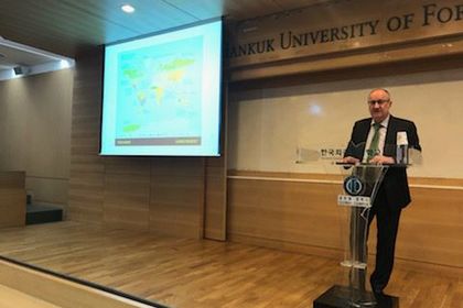Посланик Петко Драганов проведе лекция пред студенти в университета за чужди езици “Ханкук“  